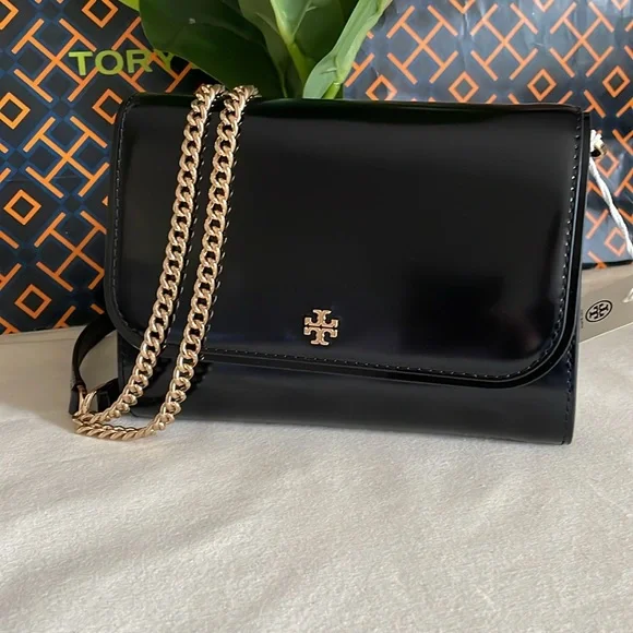NWT , tory burch Emerson patent chain wallet ( black) crossbody